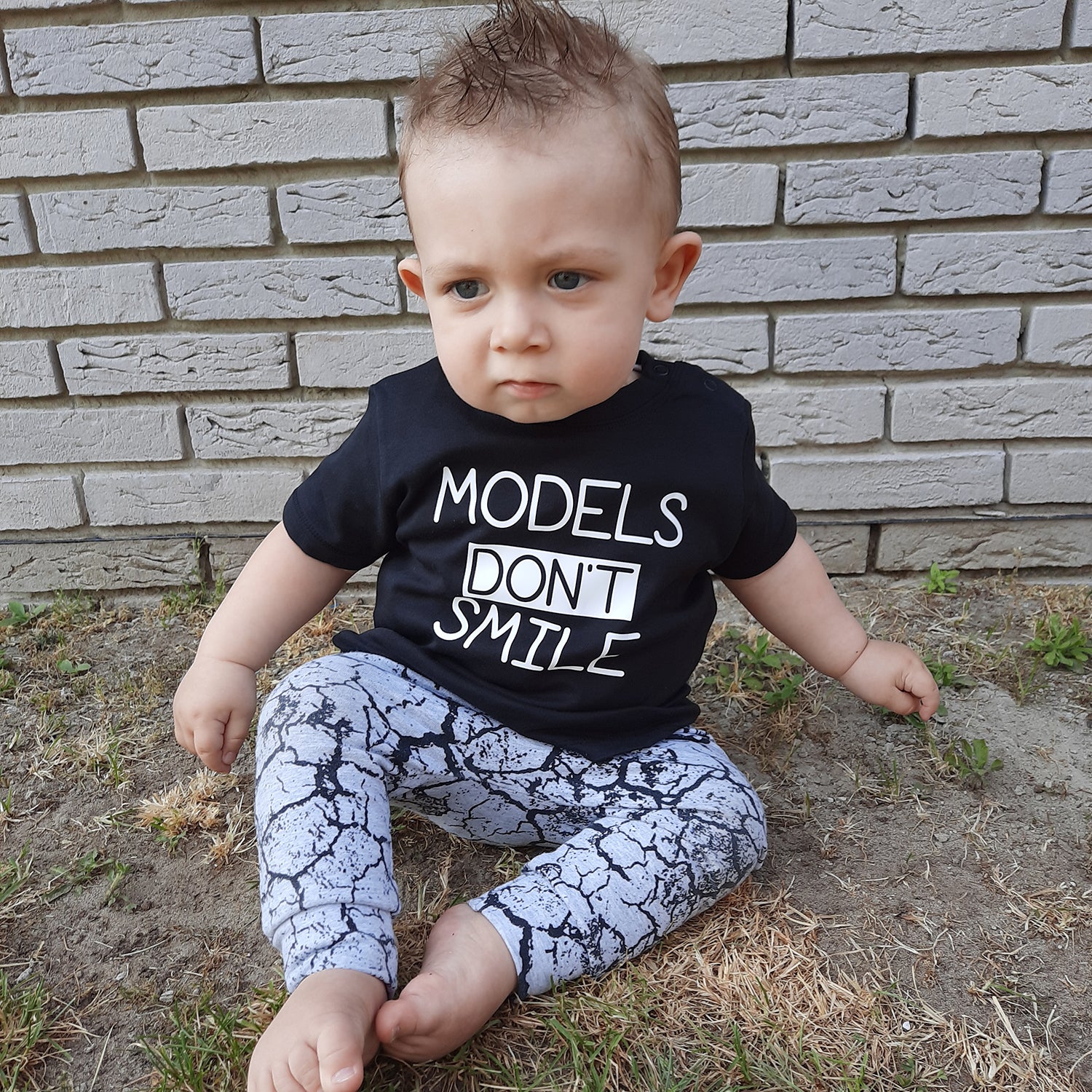 'Models don't smile' baby shirt met korte mouwen