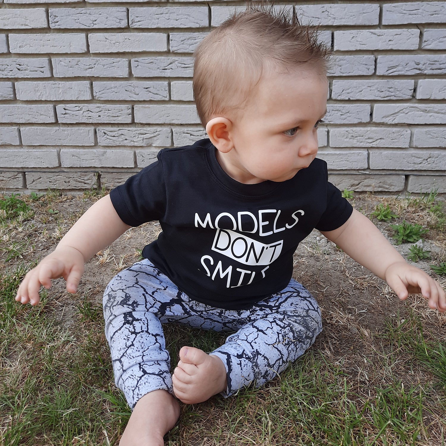 'Models don't smile' baby shirt met korte mouwen