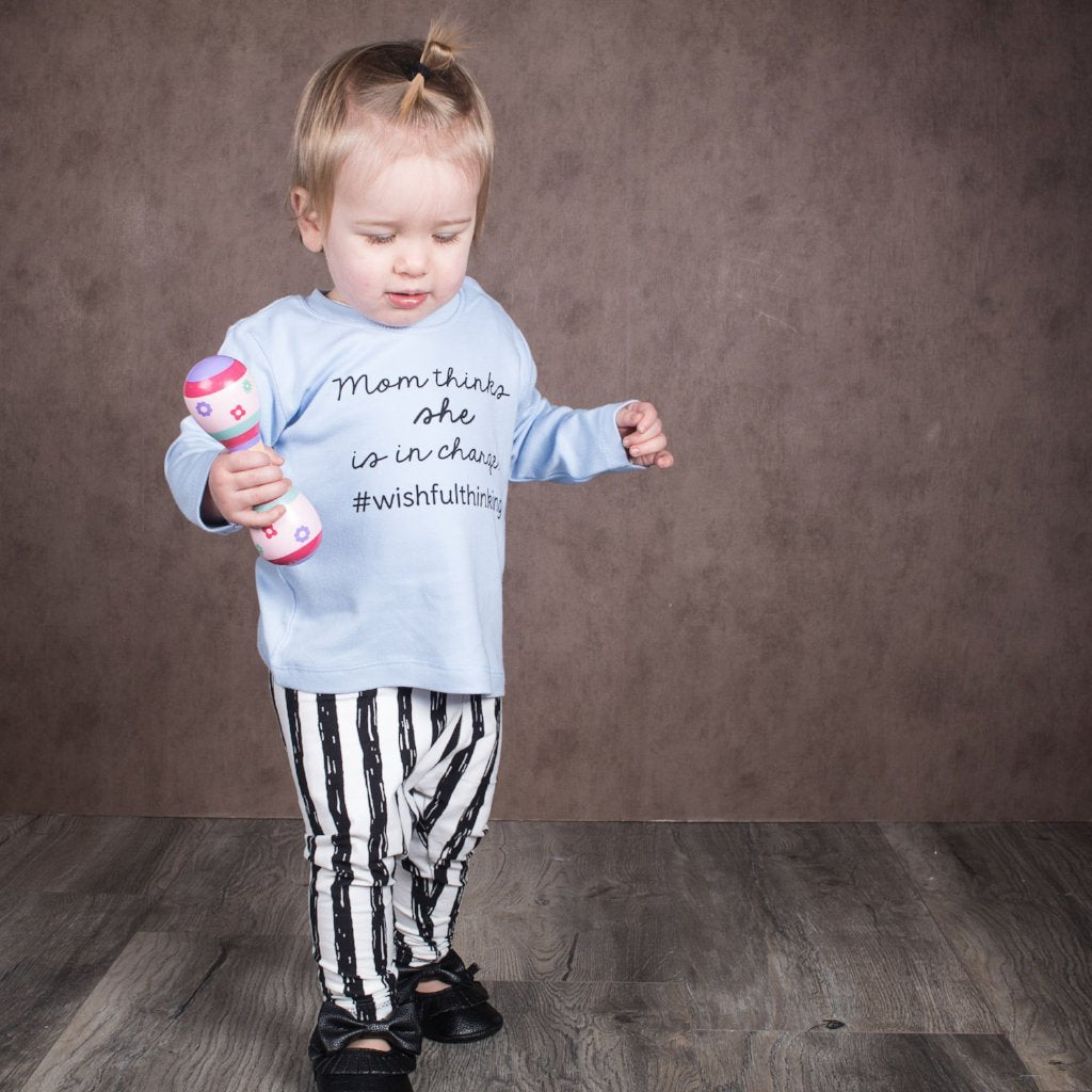 'Mom thinks she is in charge' baby shirt met lange mouwen