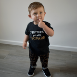 'Everything goes with leopard' baby shirt met korte mouwen