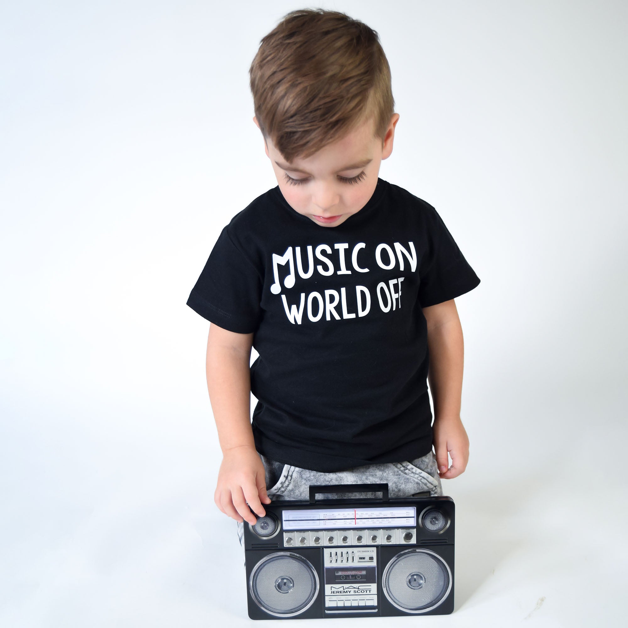 'Music on - World off' kind shirt met korte mouwen