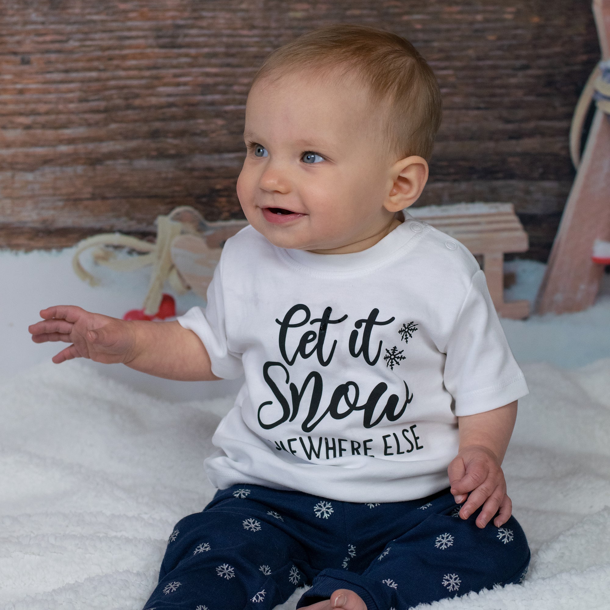 'Let it snow - somewhere else' baby shirt met korte mouwen