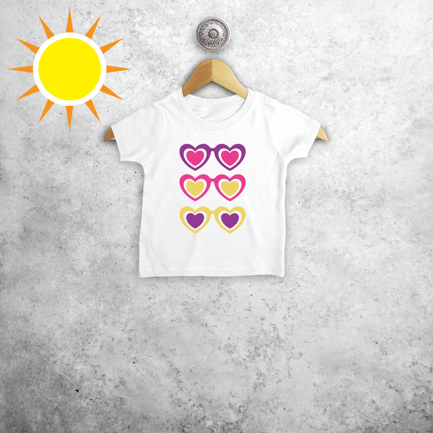 Zonnebrillen en hartjes magisch baby shirt met korte mouwen
