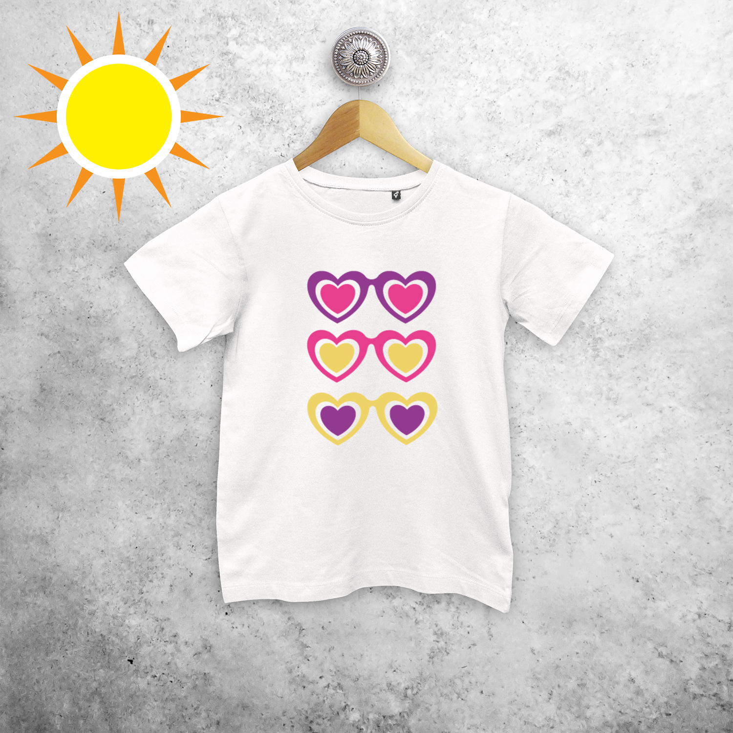 Zonnebrillen en hartjes magisch kind shirt met korte mouwen