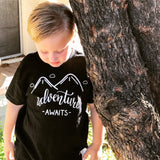 'Adventure awaits' kind shirt met korte mouwen