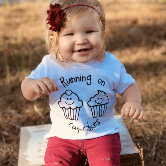 'Running on cupcakes' baby shirt met korte mouwen