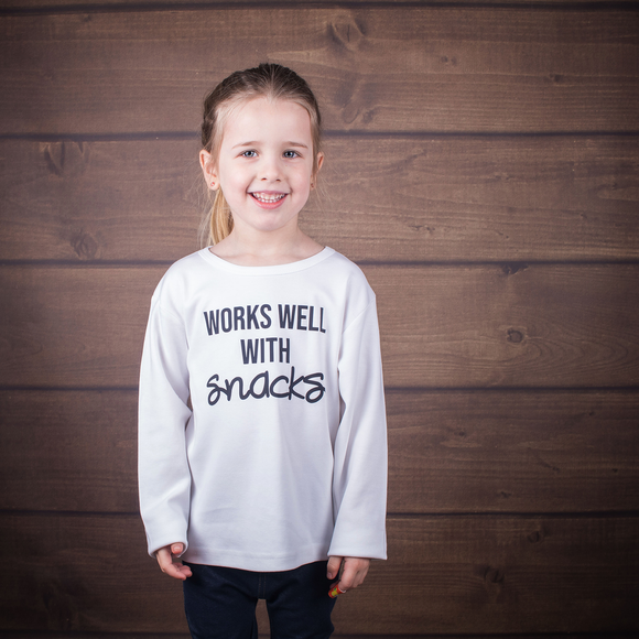 'Works well with snacks' kind shirt met lange mouwen