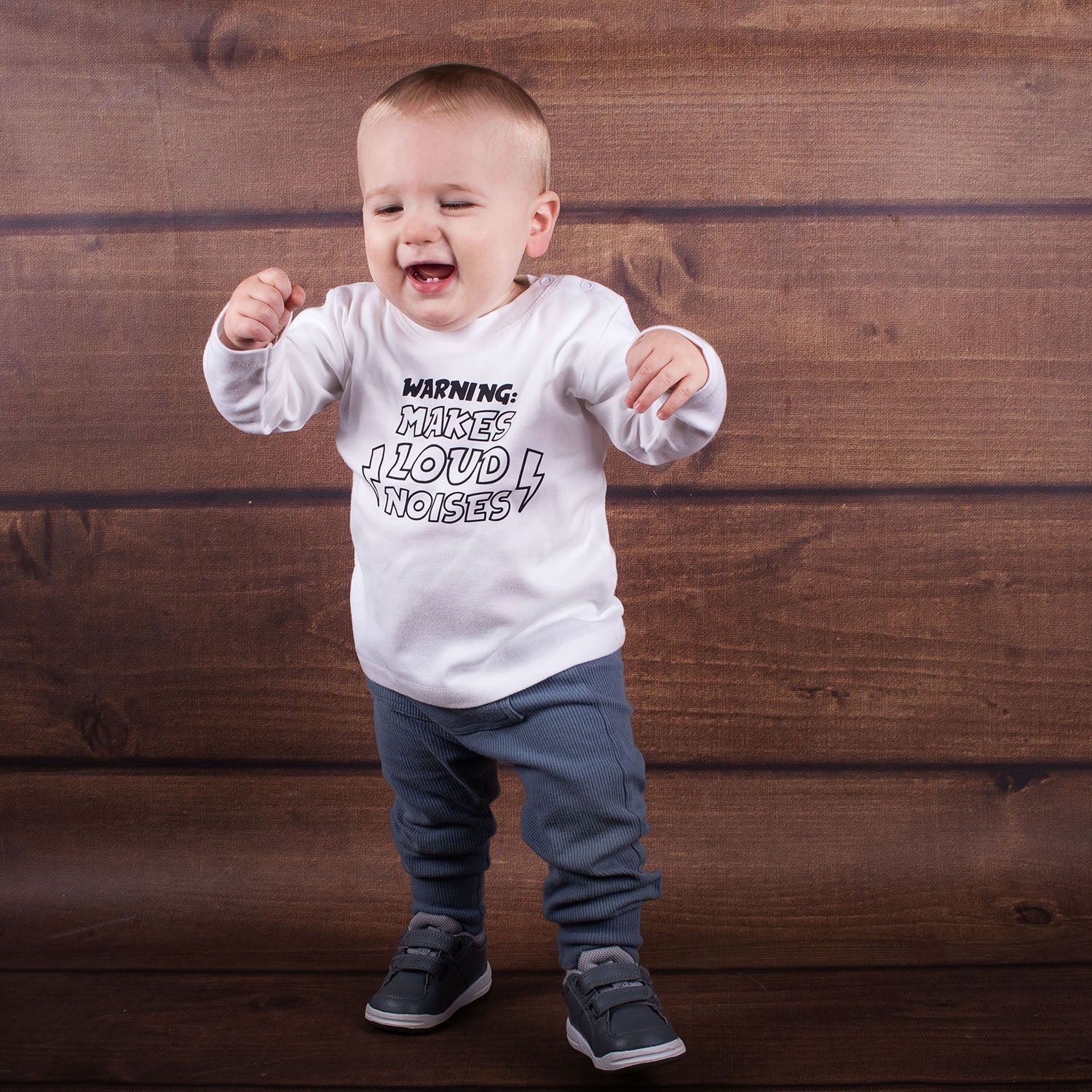 'Warning: makes loud noises' baby shirt met lange mouwen