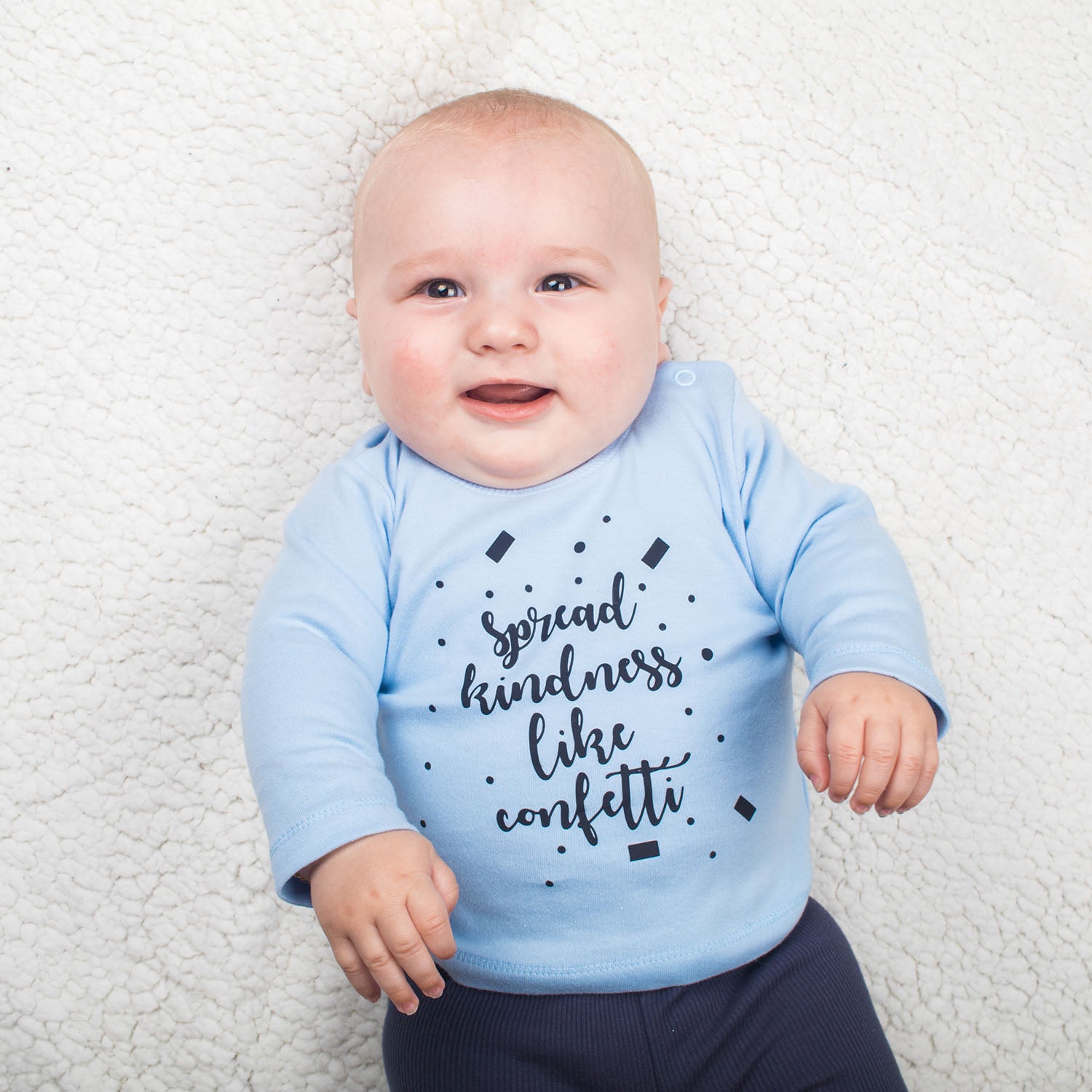 'Spread kindness like confetti' baby shirt met lange mouwen