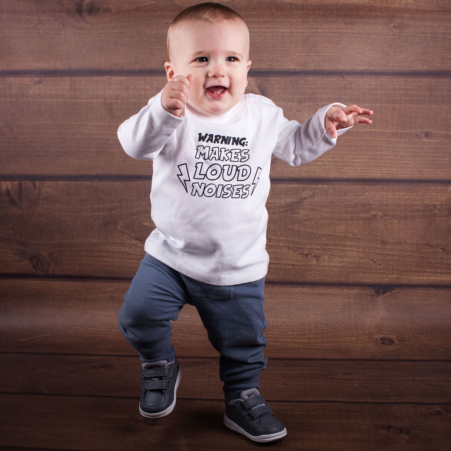 'Warning: makes loud noises' baby shirt met lange mouwen