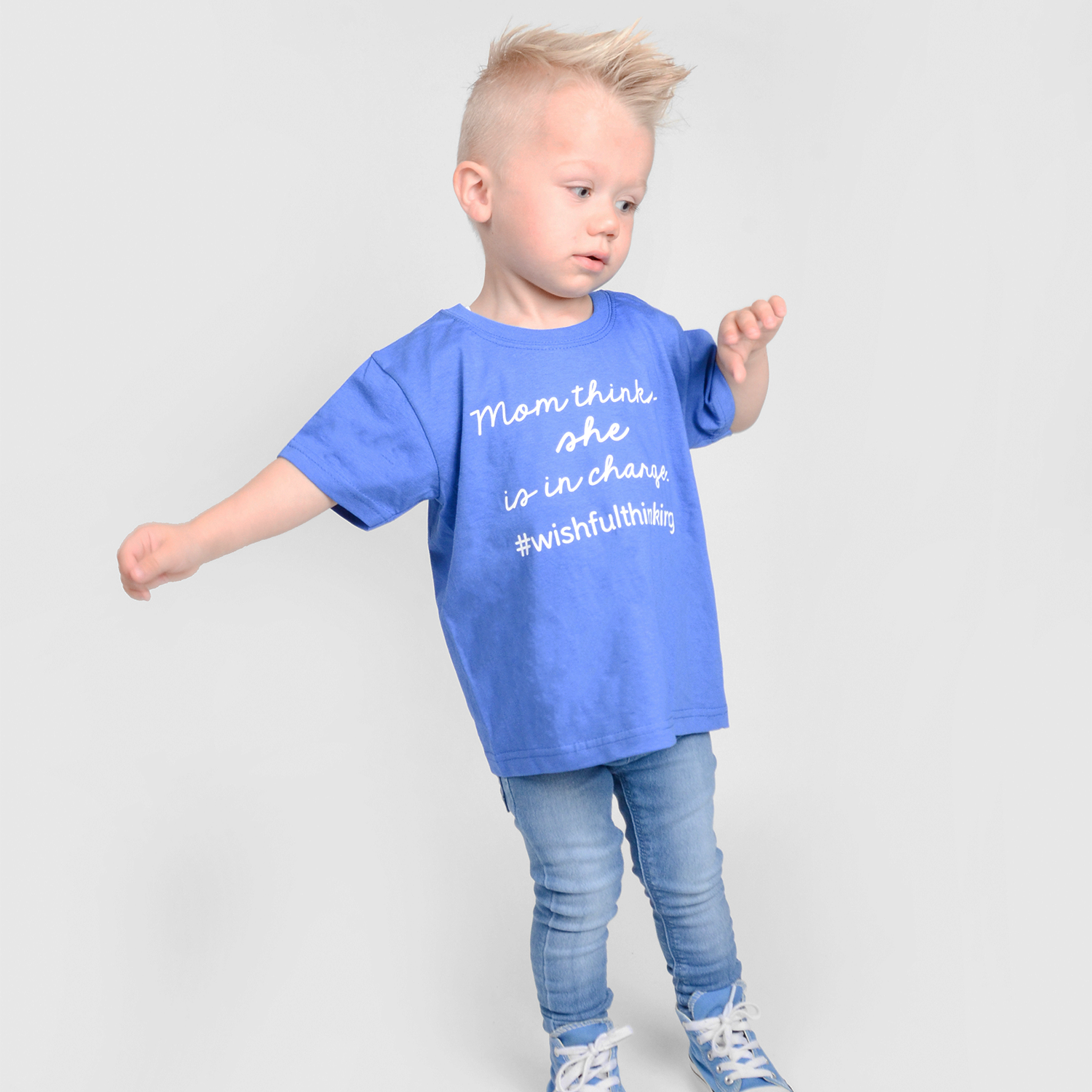 'Mom thinks she is in charge' kind shirt met korte mouwen