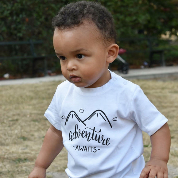 'Adventure awaits' baby shirt met korte mouwen