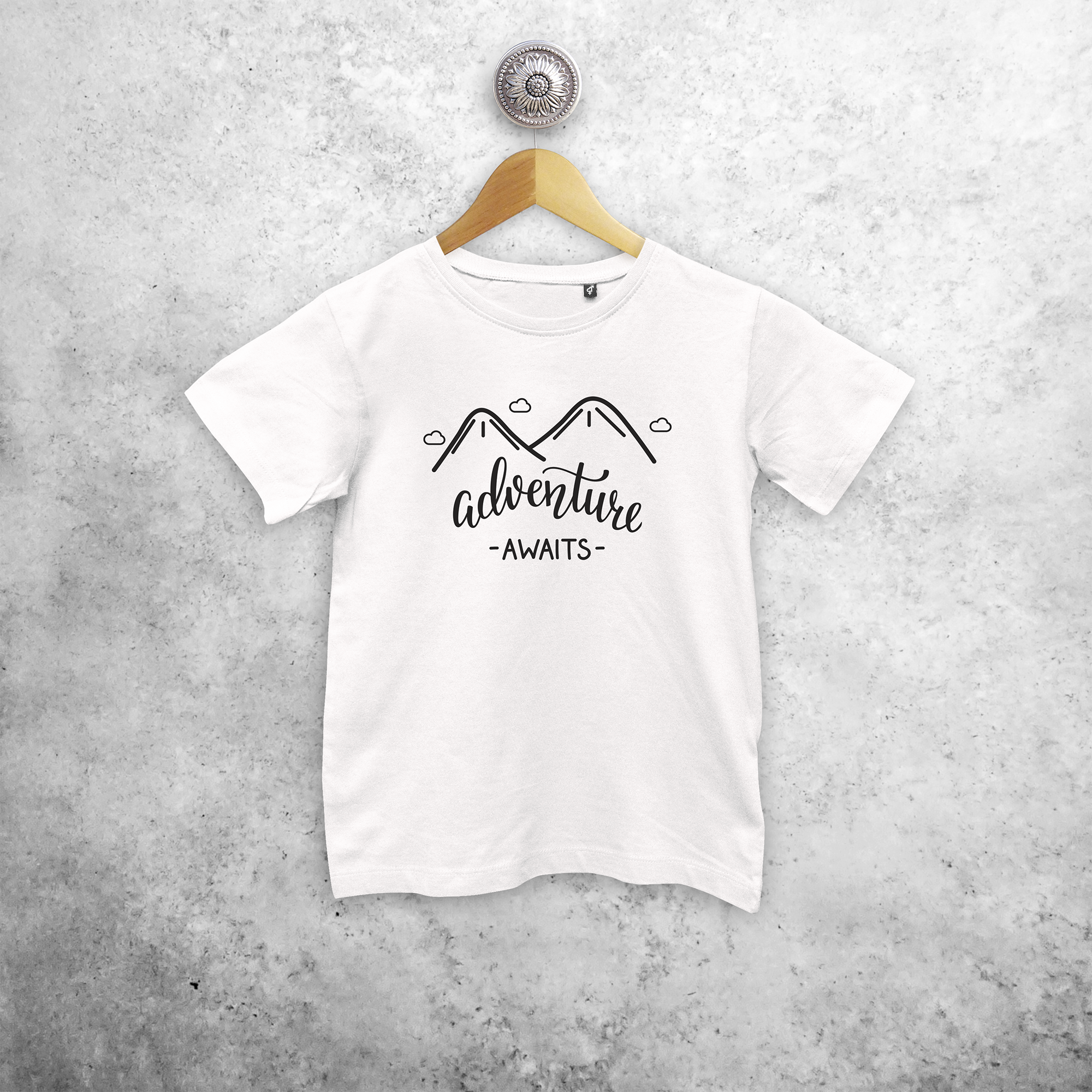 'Adventure awaits' kind shirt met korte mouwen