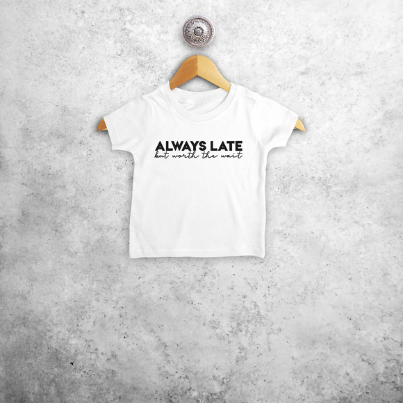 'Always late, but worth the wait' baby shirt met korte mouwen