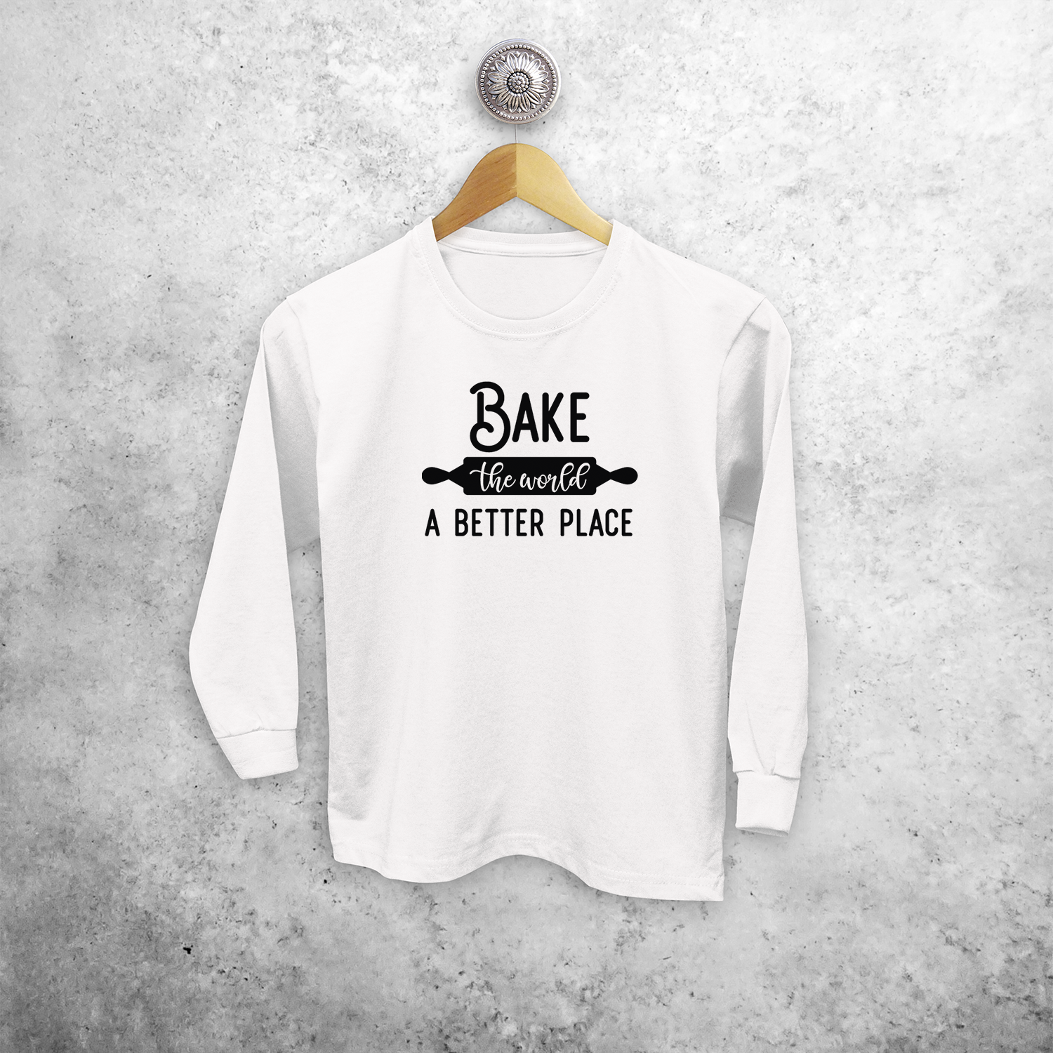 'Bake the world a better place' kind shirt met lange mouwen