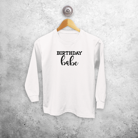 'Birthday babe' kind shirt met lange mouwen