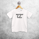 'Birthday babe' kind shirt met korte mouwen