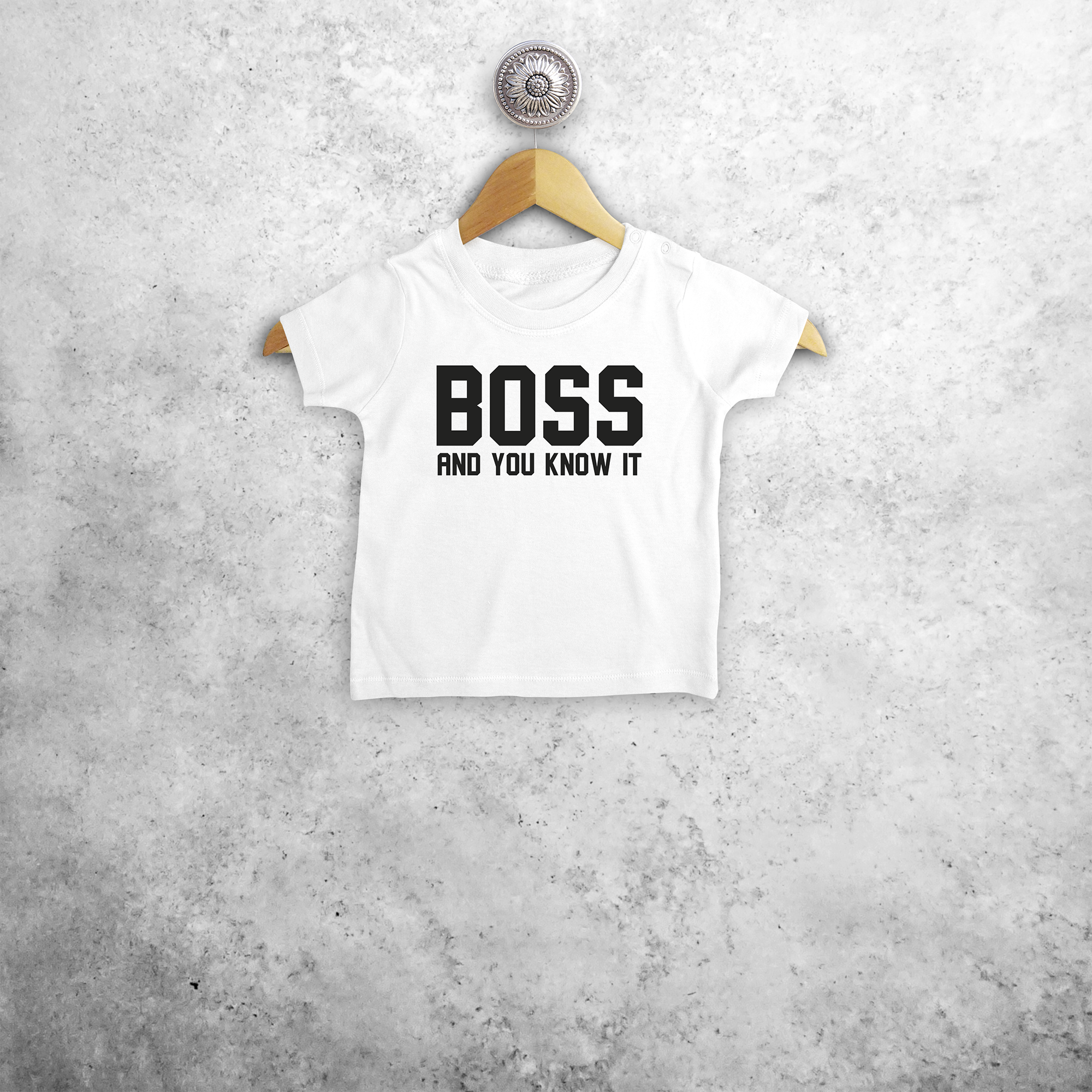 'Boss and you know it' baby shirt met korte mouwen