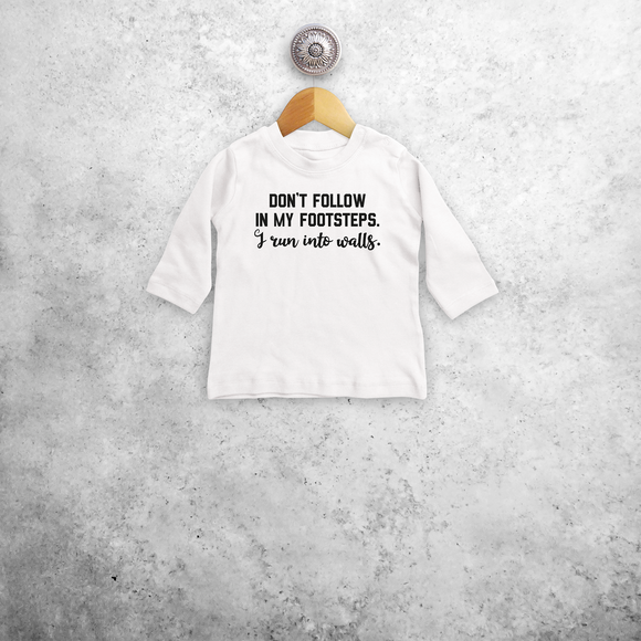 'Don't follow in my footsteps, I run into walls' baby shirt met lange mouwen