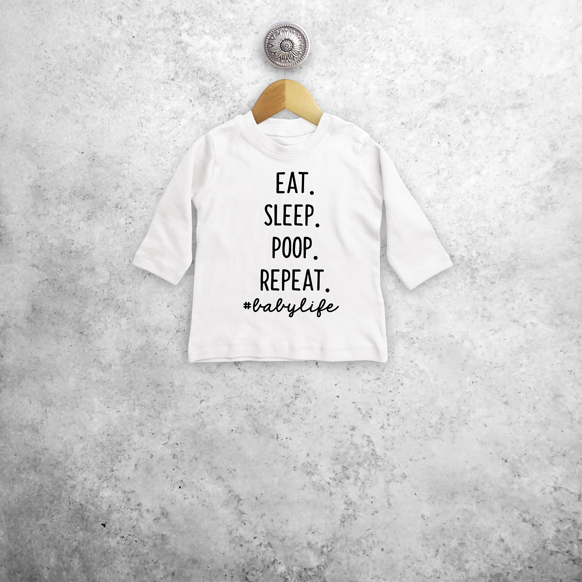 'Eat. Sleep. Poop. Repeat. #babylife' baby shirt met lange mouwen