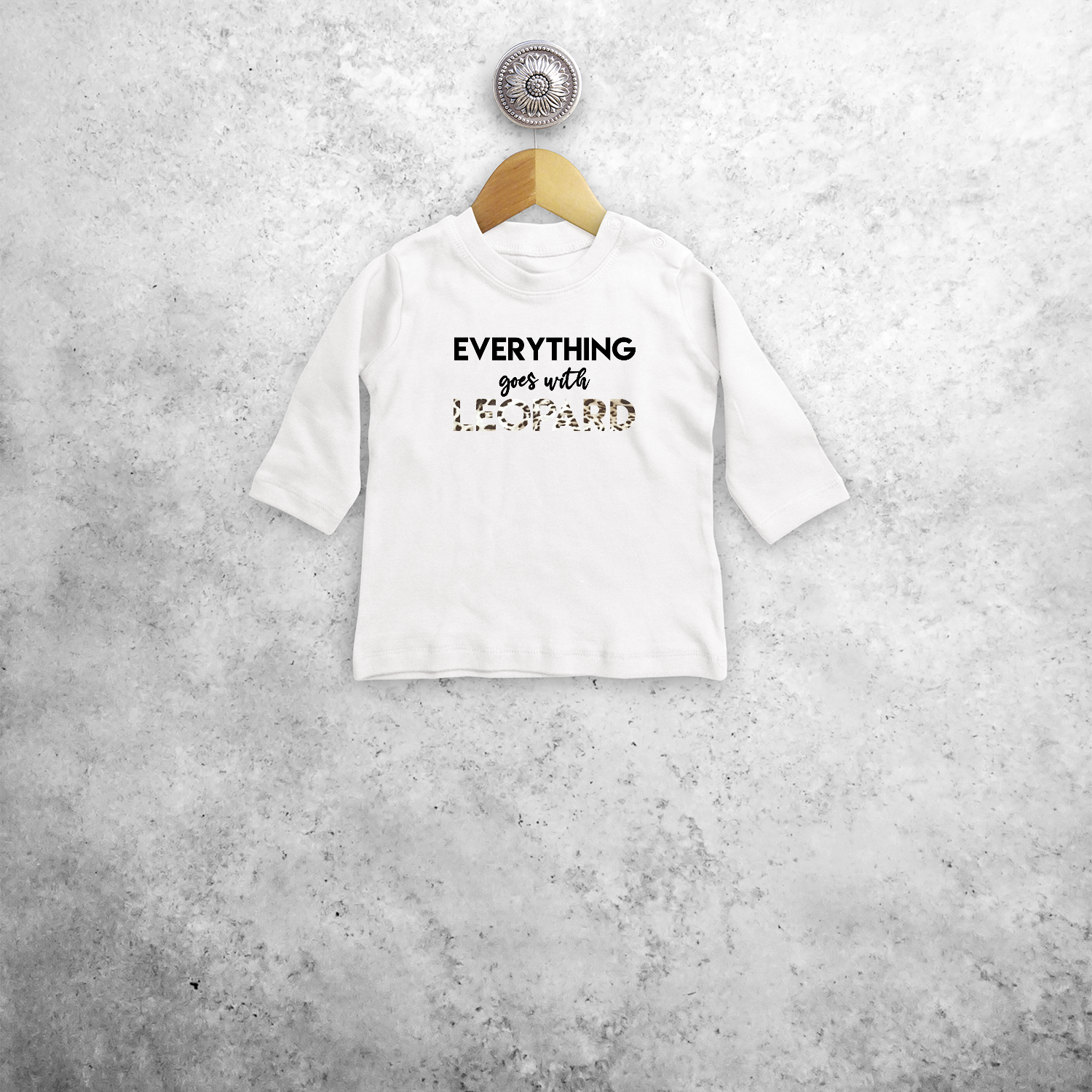 'Everything goes with leopard' baby shirt met lange mouwen
