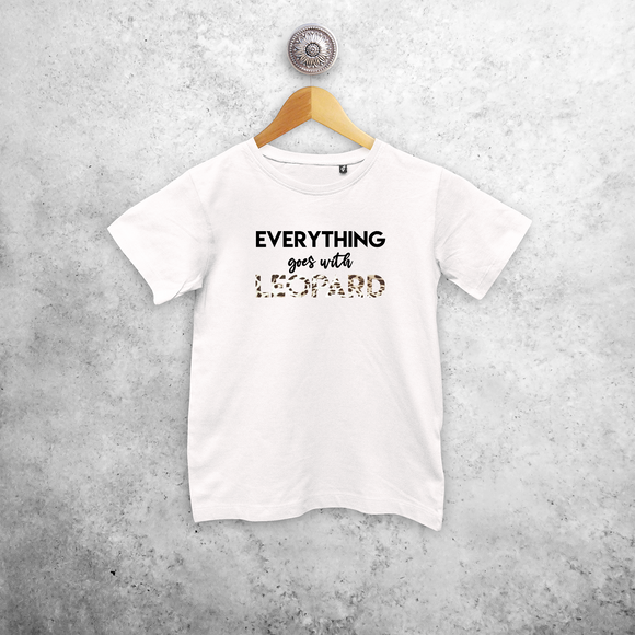 'Everything goes with leopard' kind shirt met korte mouwen