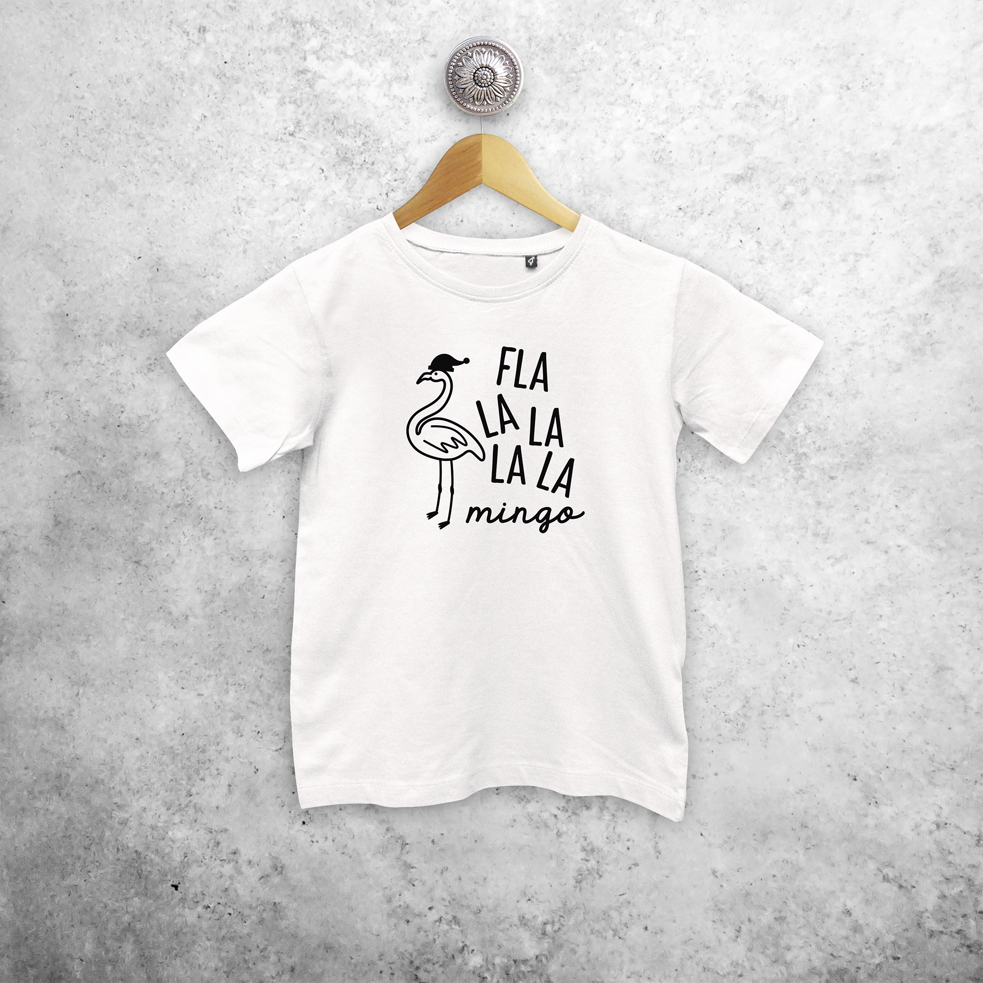 Kids shirt with short sleeves, with ‘Fla la la la la mingo’ print by KMLeon.