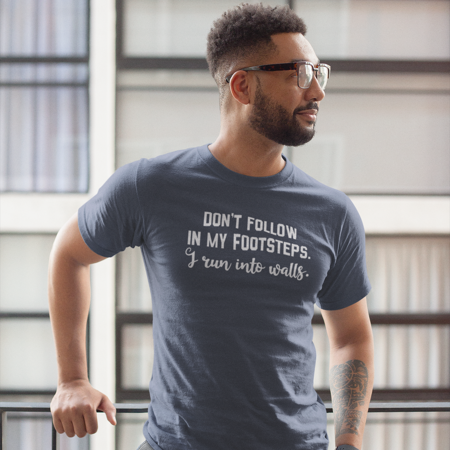 'Don't follow in my footsteps. I run into walls.' volwassene shirt