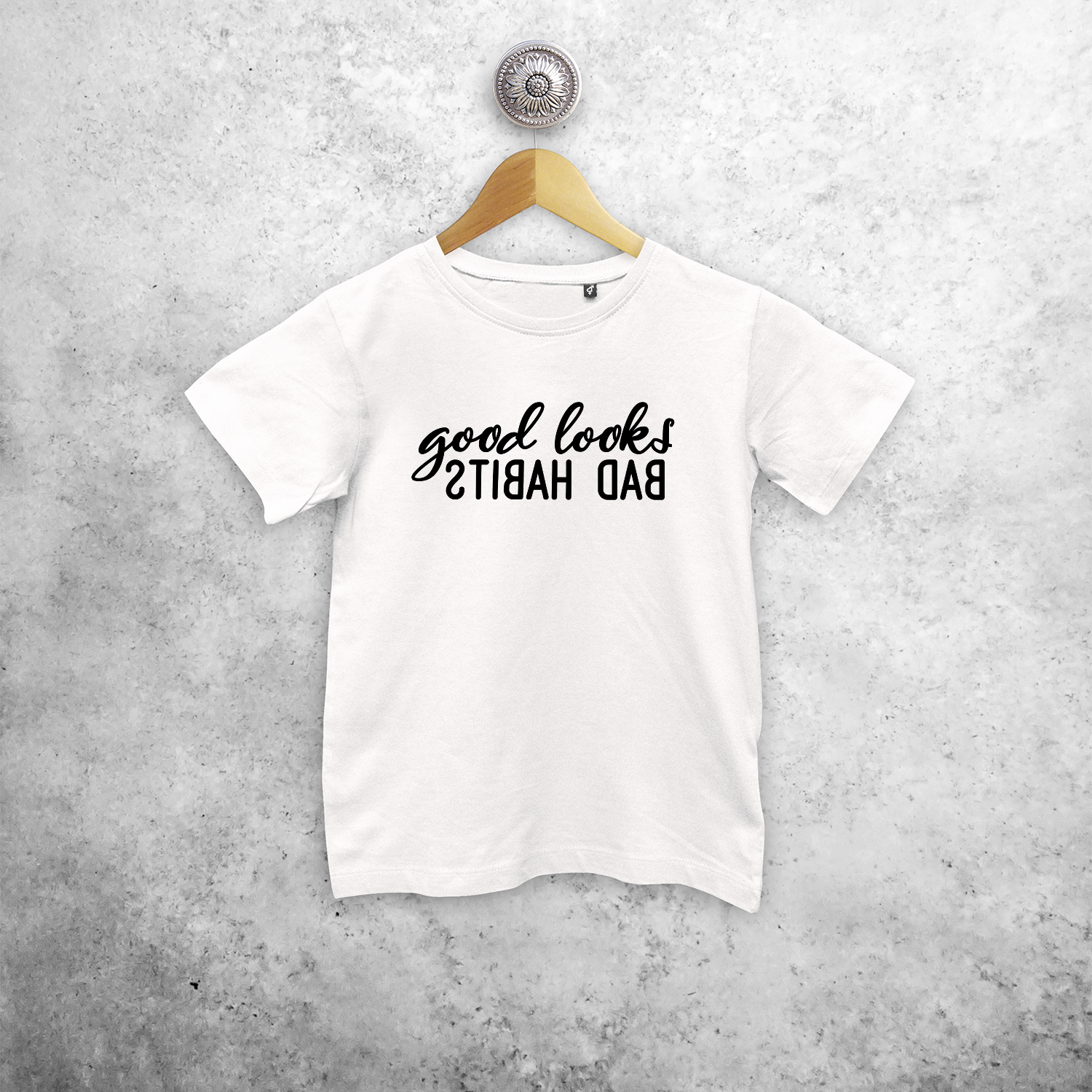 'Good looks - Bad habits' kind shirt met korte mouwen