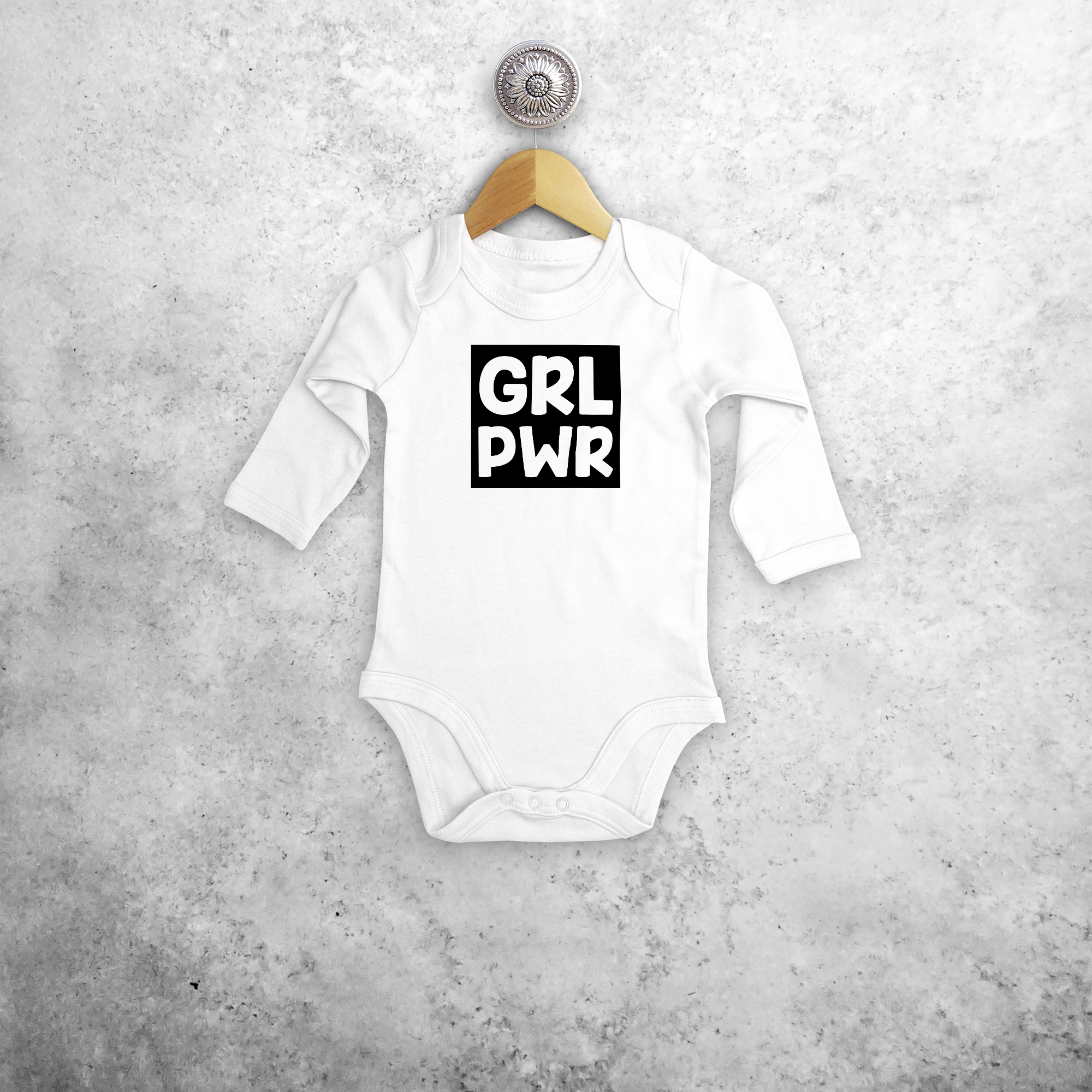 'GRL PWR' baby kruippakje met lange mouwen