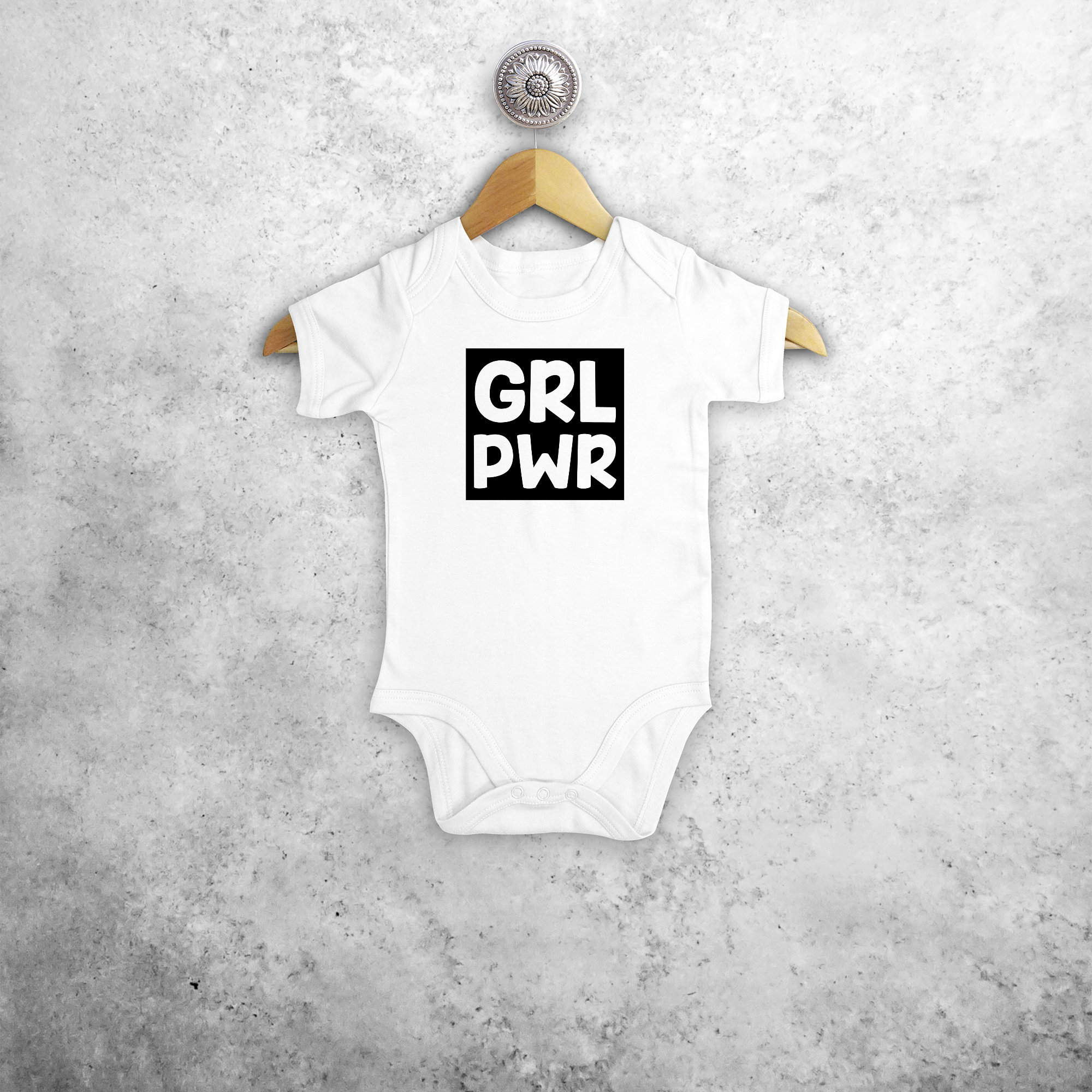 'GRL PWR' baby kruippakje met korte mouwen