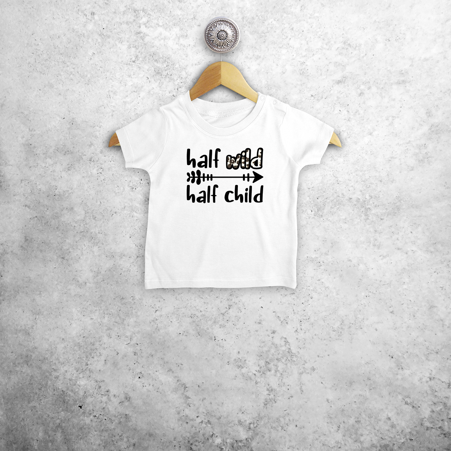 Half wild, Half child' baby shirt met korte mouwen