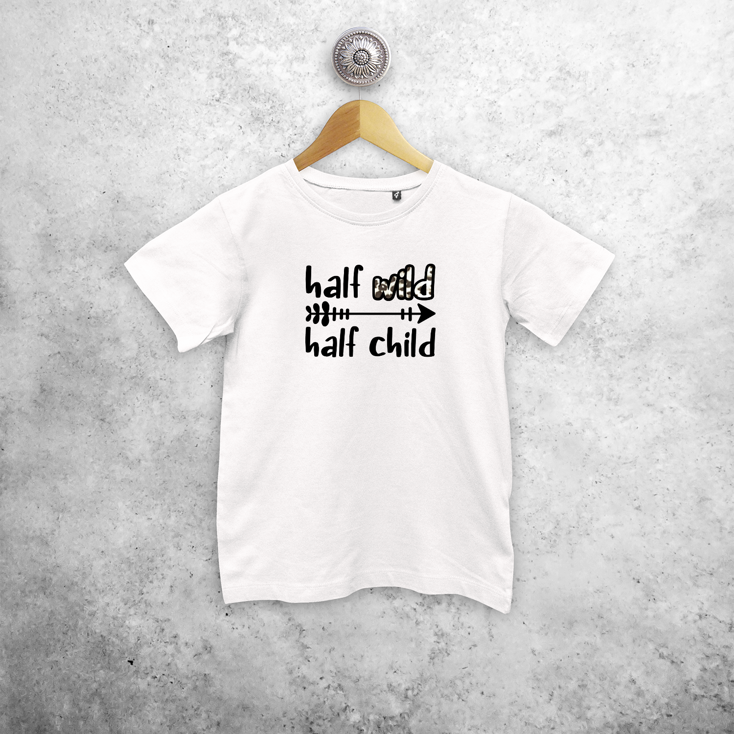 Half wild, Half child' kind shirt met korte mouwen