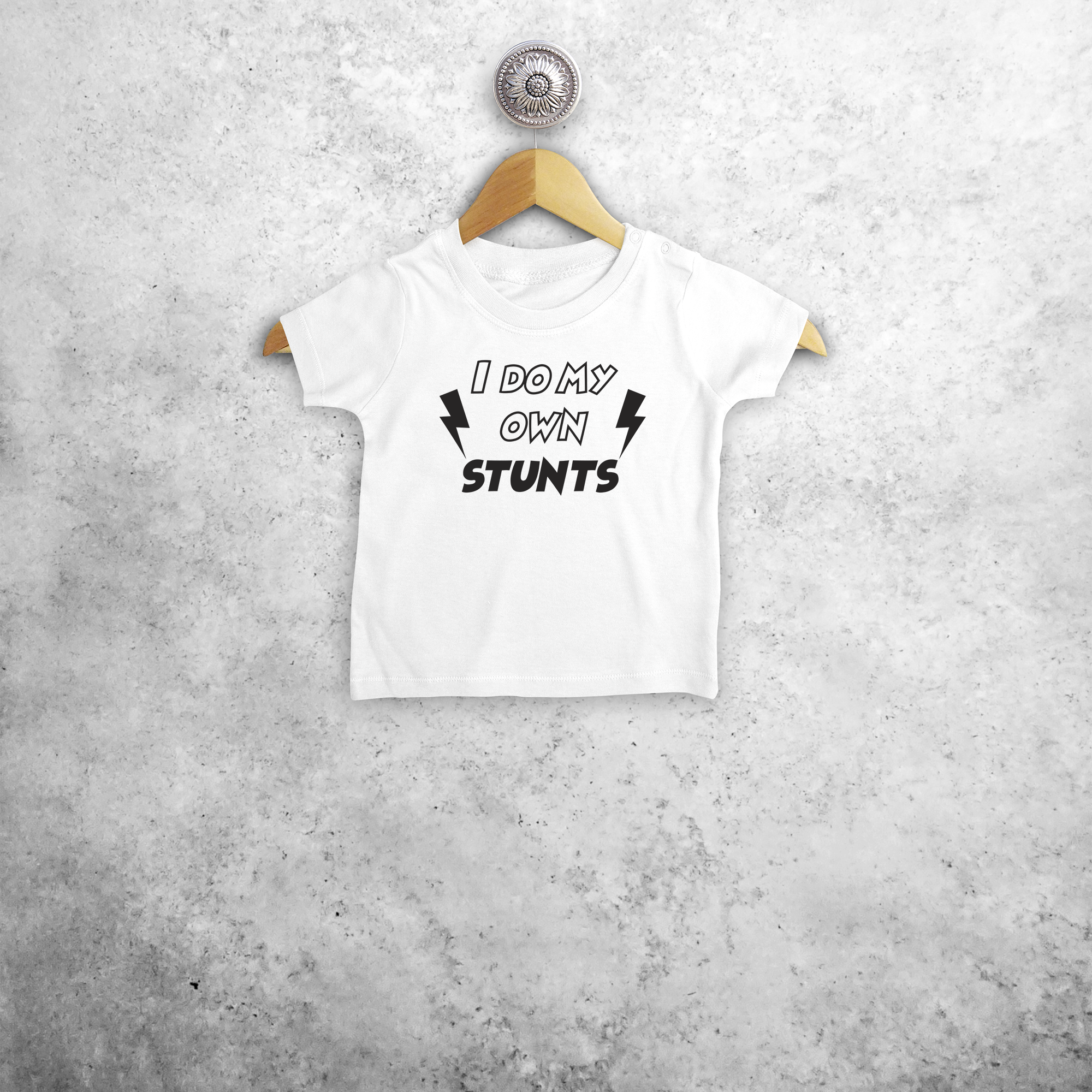 'I do my own stunts' baby shirt met korte mouwen