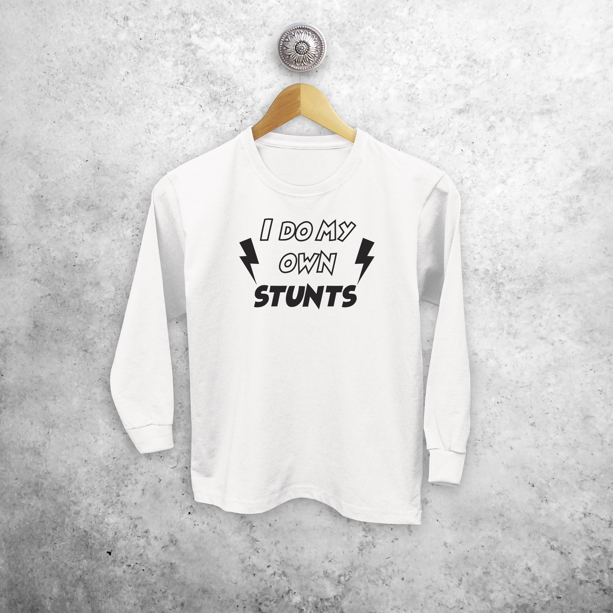 'I do my own stunts' kind shirt met lange mouwen