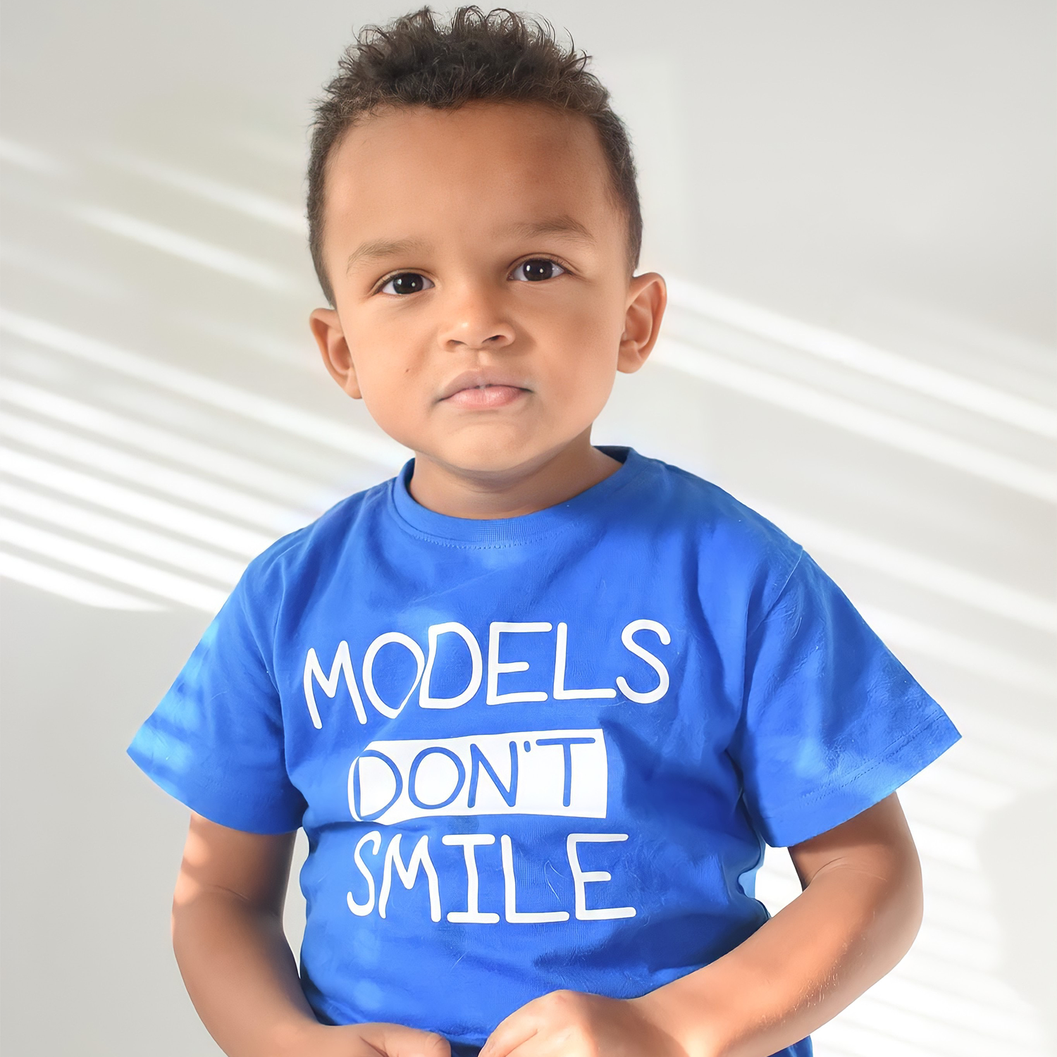 'Models don't smile' kind shirt met korte mouwen