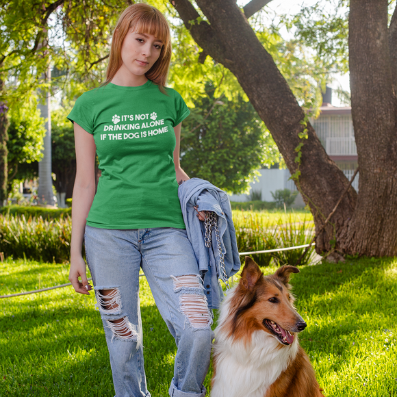 'It's not drinking alone if the dog is home' volwassene shirt