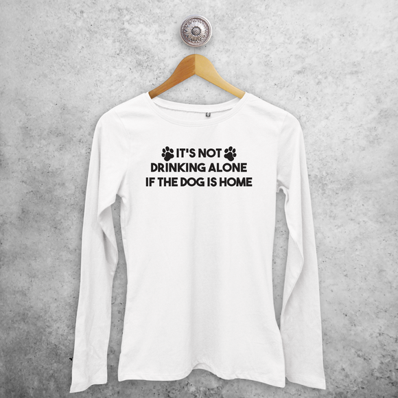 'It's not drinking alone if the dog is home' volwassene shirt met lange mouwen