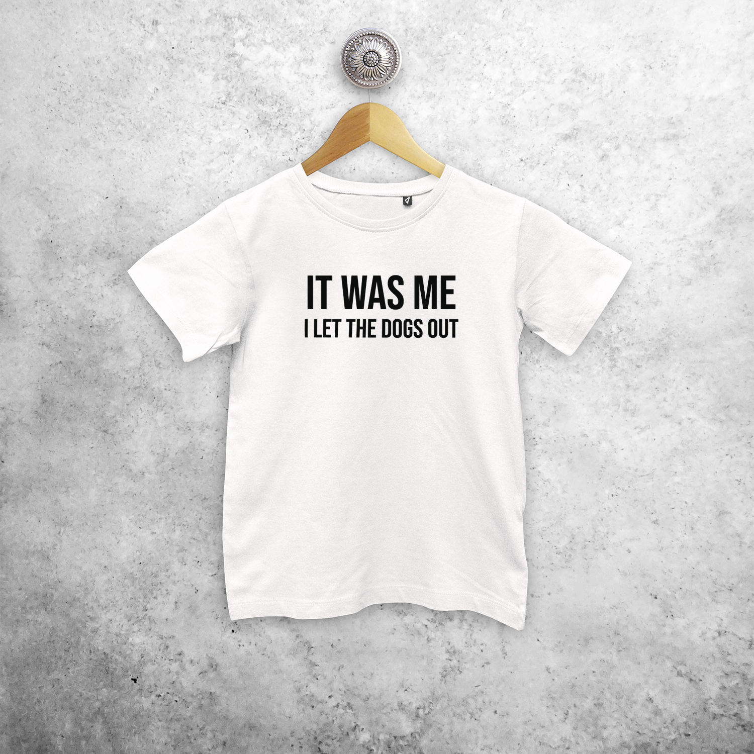 'It was me - I let the dogs out' kind shirt met korte mouwen