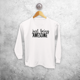 'Just being awesome' kind shirt met lange mouwen