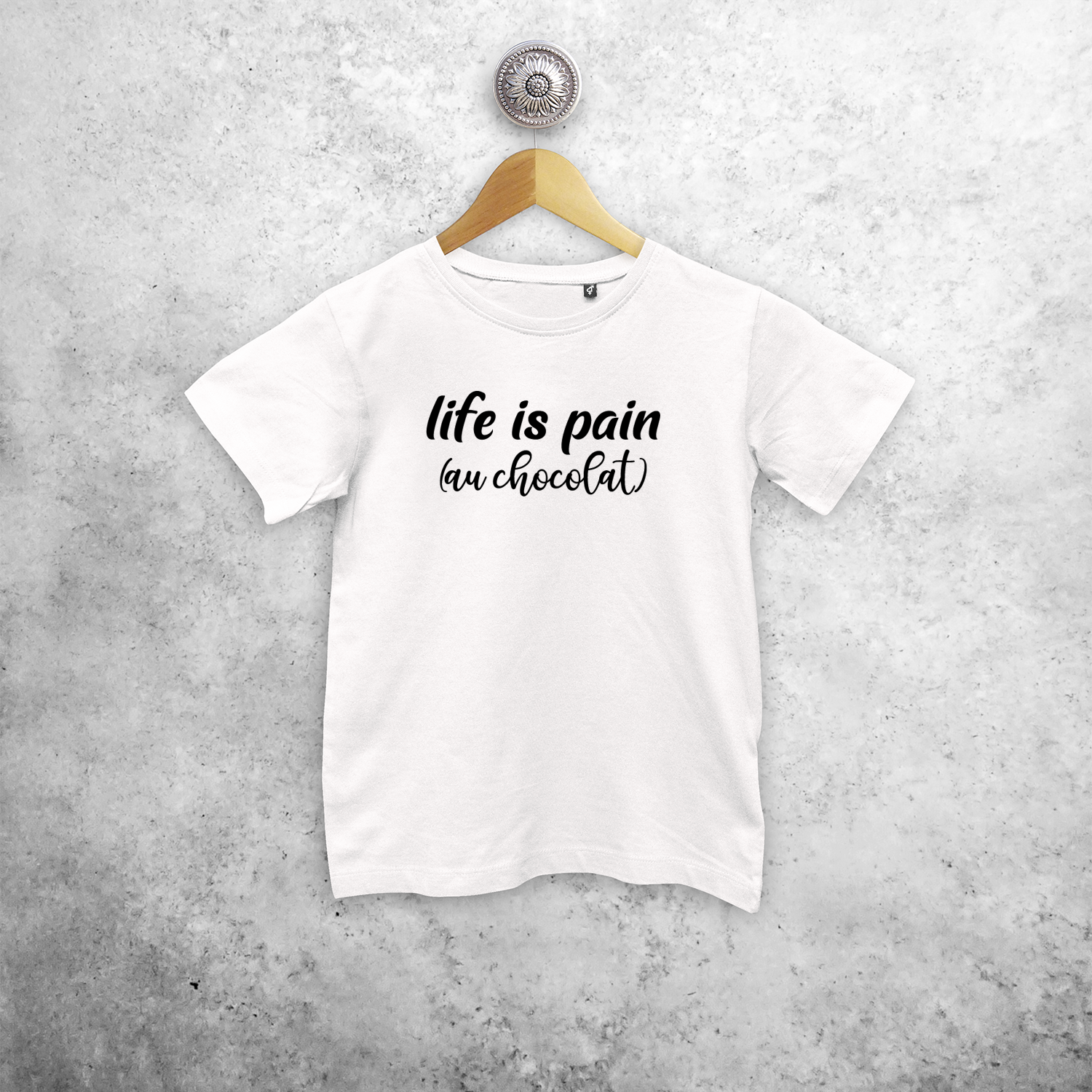 'Life is pain (au chocolat)' kind shirt met korte mouwen