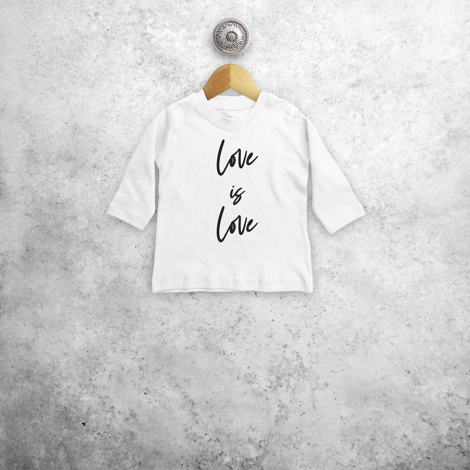 'Love is love' baby shirt met lange mouwen