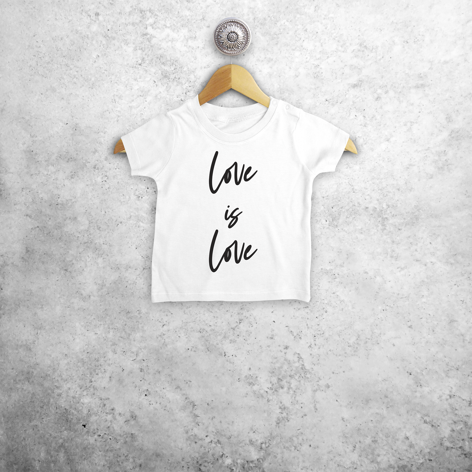 'Love is love' baby shirt met korte mouwen