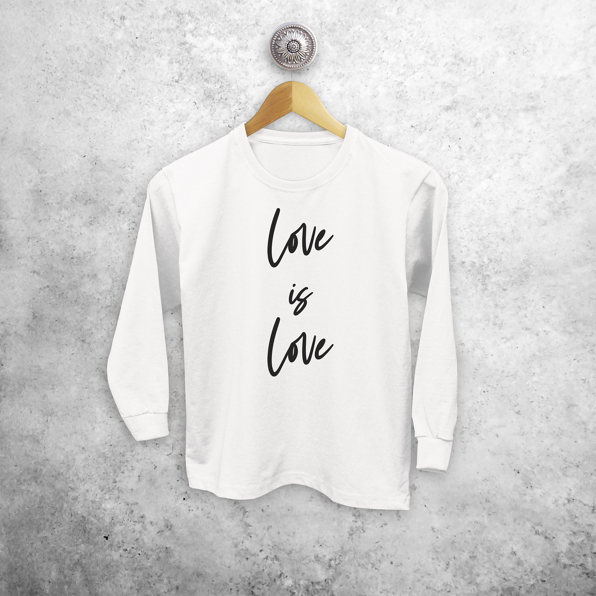 'Love is love' kind shirt met lange mouwen