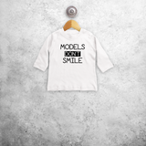 'Models don't smile' baby shirt met lange mouwen