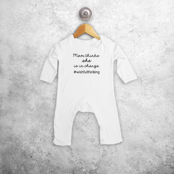 'Mom thinks she is in charge' baby romper met lange mouwen