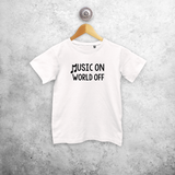 'Music on - World off' kind shirt met korte mouwen