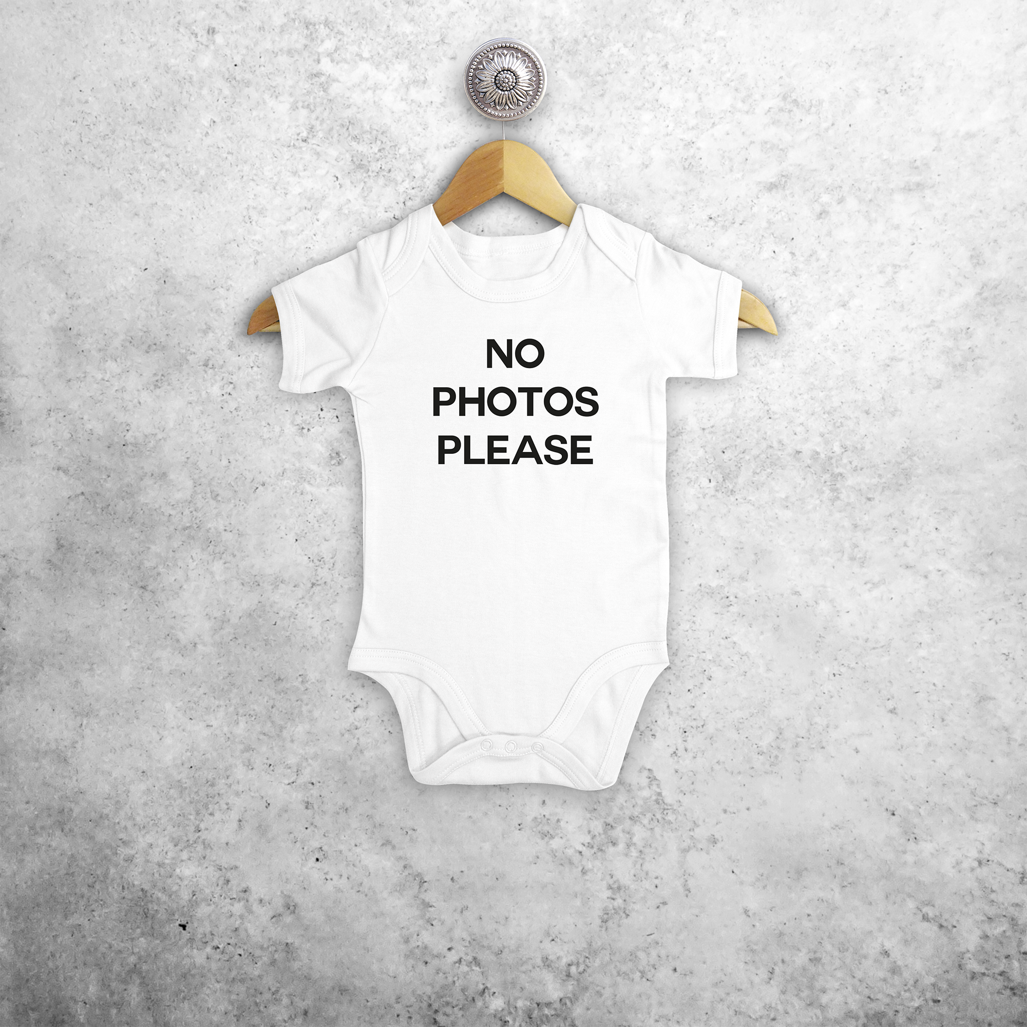 'No photos please' baby kruippakje met korte mouwen
