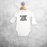 'Planet over profit' baby kruippakje met lange mouwen
