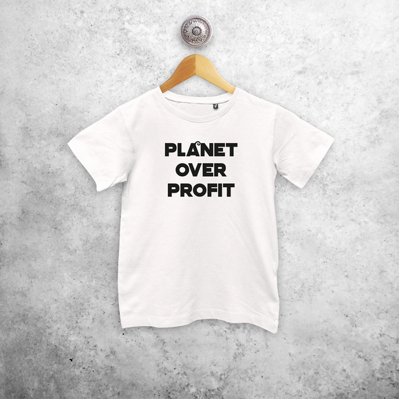'Planet over profit' kind shirt met korte mouwen